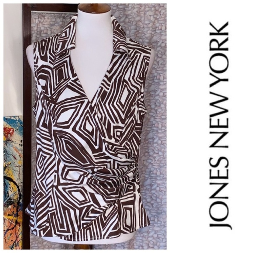 Jones brown and white abstract pullover top.